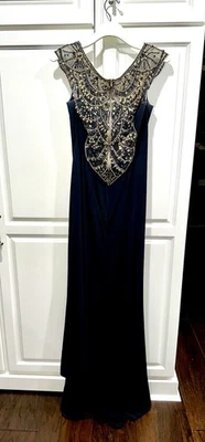 Vestido Tony Bowls con estrás negro y dorado manga gorra adornado y abertura Foto 1 de 4