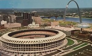 St. Louis Missouri Bogen Postkarte Vintage guter Zustand Cardinals Stadium Mcm - Bild 1 von 4