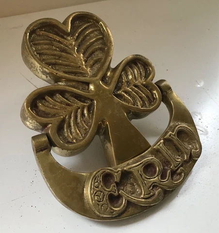 VINTAGE HEAVYWEIGHT IRISH 3 LEAF CLOVER ERIN BRASS DOOR KNOCKER (Black D5) Cover