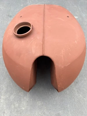 1963-65 Triumph Unit 650 Gas Tank UK spec F5260 82-5260 RAZORBACK - Imagem 1 de 4