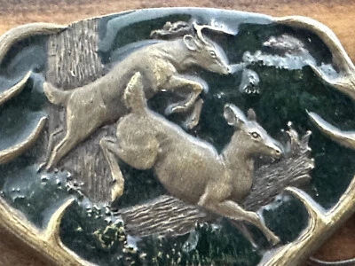 REGALO DE LATÓN MACIZO DE COLECCIÓN Esmalte Verde Salto Buck Ciervo Cinturón Hebilla Caza Campamento Cazador Foto 1 de 4