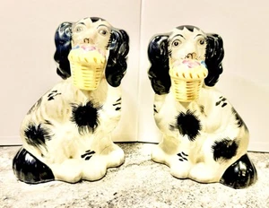 Pair of Vintage Staffordshire Spaniel Dogs with Flower Basket Figurine 7.5 x 5.5 - Picture 1 of 8