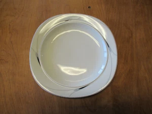 Plato de ensalada Mikasa Fine China CAVIAR L5806 8" 1 EA 1 disponible - Imagen 1 de 3