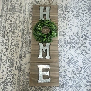 Primitive HOME Sign Boxwood Greenery Wreath for O Barn Wood Metal Plaque NEW❤️tb - Picture 1 of 7