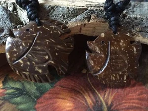 Ciondolo PESCE TROPICALE lavorato NOCE di COCCO laccio regolabile surf spiaggia - Imagen 1 de 3
