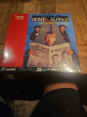 Home Alone 2: Lost in New York  Laserdisc Hole In Cover Corner Only Flaw - Image 1 of 4