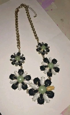 金色花朵树脂莱茵斯龙声明项链绿色黑色  — 第 1/4 张图片