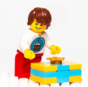 LEGO Minifigure - Birthday Boy w/ Gift (gen033) 852998 Cake Party - Picture 1 of 7