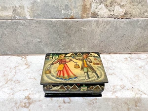 Russian Black Lacquered Handpainted Man & Woman In Village Trinket Box - Picture 1 of 9