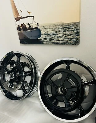 RUEDAS HARLEY ROAD GLIDE 2024-25 CVO LIMITED CROMADAS Y NEGRAS LLANTAS OEM DIRECTAS Foto 1 de 4