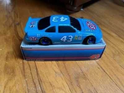 Banco ACTION STP 1972 AZUL BOBBY HAMILTON #43 PEQUEÑO 25 ANIVERSARIO 1:24 Foto 1 de 3