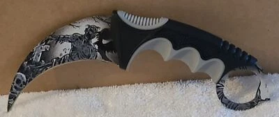 CUCHILLO KARAMBIT PLAGUE THE DEAD WILL RISE ZOMBIE CALAVERA CEMENTERIO CON FUNDA Foto 1 de 4