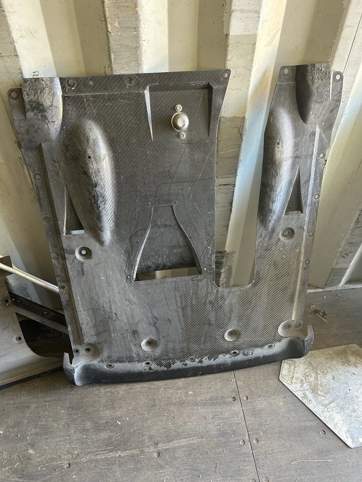 DIFUSOR CENTRAL TRASERO FIBRA CARBONO NISSAN GTR R35 2014-2021 Foto 1 de 1