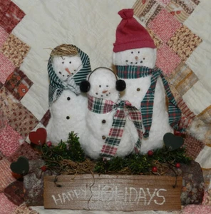 ADORABLE HAND CRAFTED SNOWMAN FAMILY ON A WOOD LOG BASE!! SNOWMAN COLLECTION - Picture 1 of 1
