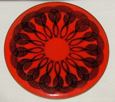 Pop Art Teller Messing emailliert orangerot schwarz Fischland FISCH Wandteller - Bild 1 von 4