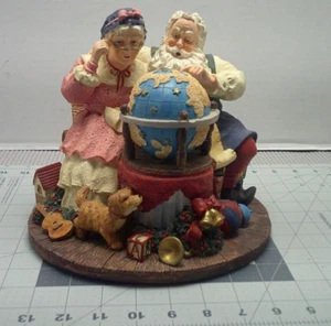 Figura de colección Kmart Papá Noel y señora Claus Planifica el viaje Navidad Globo Juguetes 8" - Imagen 1 de 8