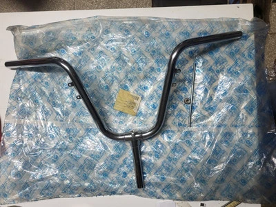 255615Manubrio Cromato Piaggio Grillo CON ATTACCHI PER FRECCE INCORPORATI "RARO" - Immagine 1 di 4