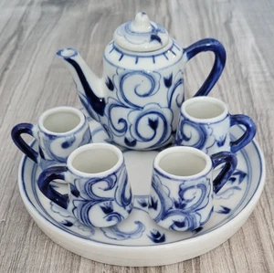 Casa de muñecas vajilla jarra 4 asas bandeja decoración azul casa de muñecas - Imagen 1 de 2