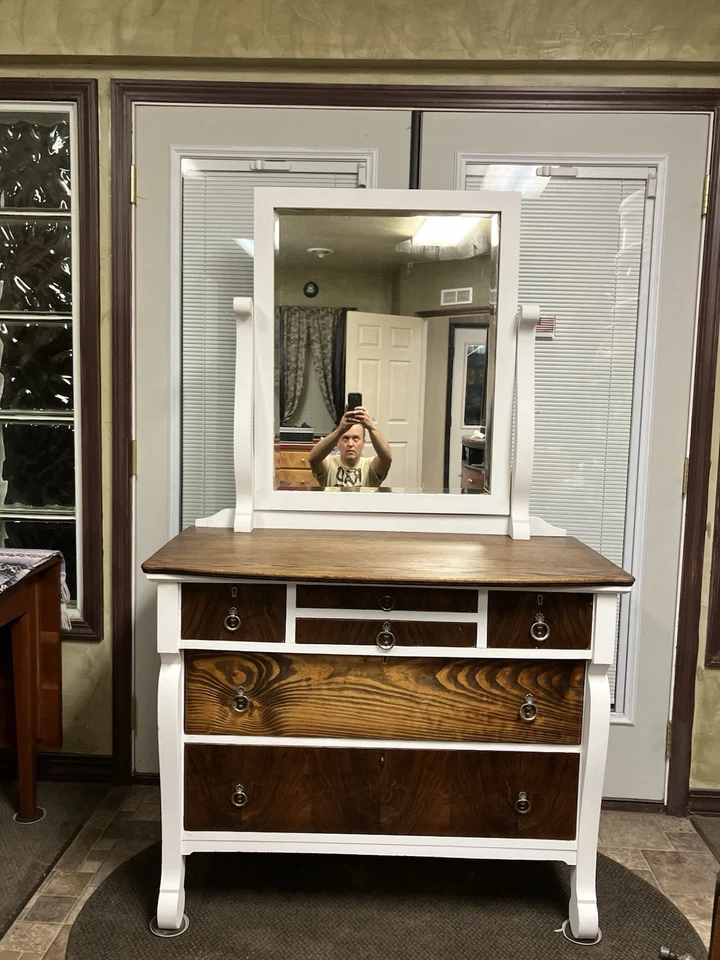 Cómoda antigua simplemente impresionante anterior a la década de 1940 con espejo giratorio era de la Segunda Guerra Mundial  Foto 1 de 4