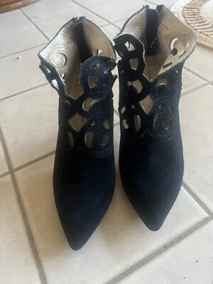 Zapatos de aguja al tobillo Adrienne Vittadini talla 7 gamuza negra. Foto 1 de 4
