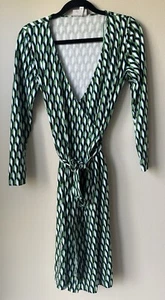 DIANE VON FURSTENBERG x Target Wrap Dress Green Geometric Arrow Midi Size M - Picture 1 of 5