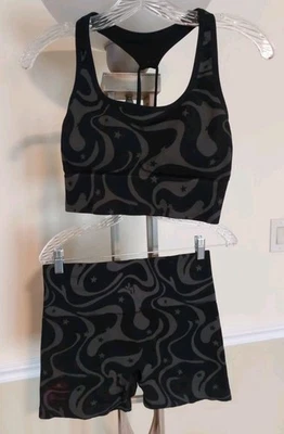 JoyLab Medium Sports Bra & Matching Bike Large Shorts Wavy Star Pattern....   - Image 1 of 4