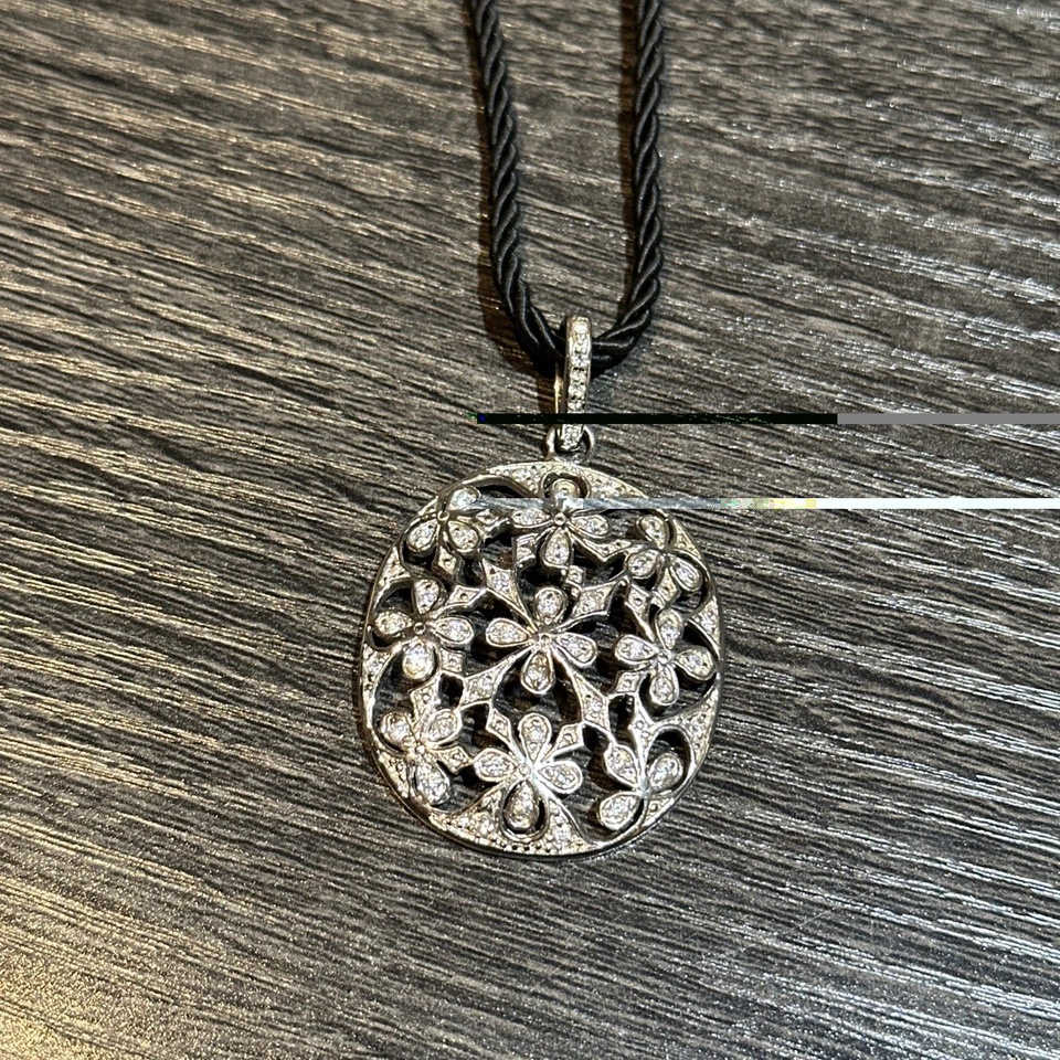  Collar de cadena con colgante de circonita cúbica flor pavé de plata de ley 925  Foto 1 de 4