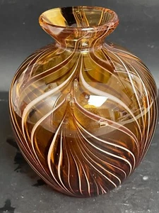 Unsigned 5.5" Amber Pulled Feather Design Art Glass Vase - Picture 1 of 9