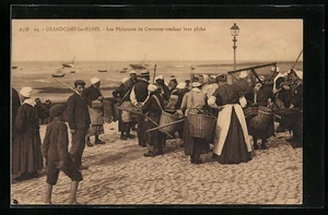 CPA Grandcamp-les-Bains, Les Pécheuses de Crevettes vendant leur peche - Picture 1 of 2