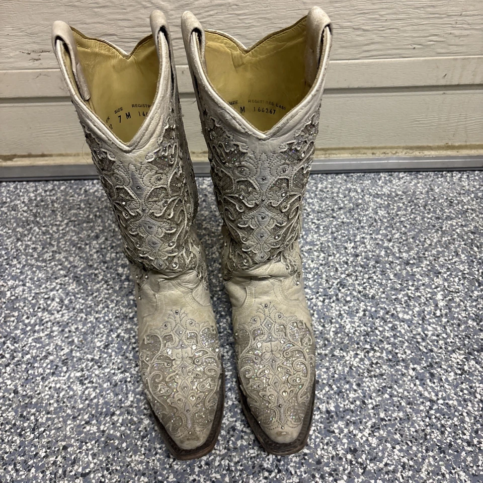 Botas de Vaquero CORRAL 7m Crema Floral Bordadas Puntera Cortada Tachuelas y Cristales Foto 1 de 4