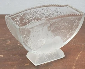 Vintage Fenton Glass Art Deco Frosted Love Bird Fan Vase - Picture 1 of 5