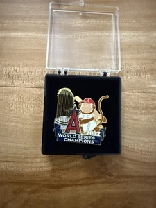 MLB ANAHEIM ANGELS 2002 WORLD SERIES CHAMPIONS RALLY MONKEY DISNEY CAST P PIN - Bild 1 von 3