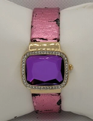 Reloj con correa de cuero sintético rosa esfera oculta estuche tono dorado Betsey Johnson para dama L8 Foto 1 de 4