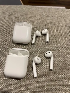 Apple AirPods 1st Generation In-Ear Headsets with Charging Case - White - Photo 1 sur 2