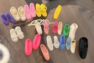 Lotto scarpe singole Barbie vintage. Mules, Squishy. Giappone.  Tacchi mod grossi - Foto 1 di 7
