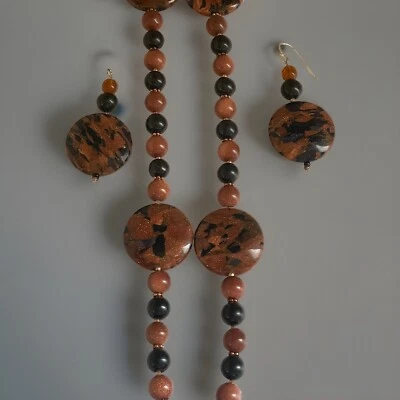 Hermoso conjunto de collar y pendientes con cuentas de piedra dorada negra y marrón  Foto 1 de 4