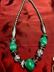 John Lewis Modeschmuck lang Boho - smaragdgrün und silberfarben - Bild 1 von 2