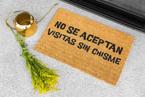 No Se Aceptan Visitas Sin Chisme lustige rutschfeste Fußmatte | Wohndeko für Latinos - Bild 1 von 3