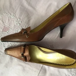 Vintage y2k BCBG Paris Pointed Toe Kitten Heel Pumps Size 6.5 Leather Shoes - Picture 1 of 7