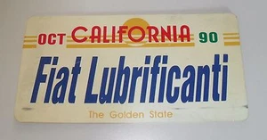 TARGA INSEGNA VINTAGE OLIO FIAT ORIGINALE CALIFORNIA 90 FIAT LUBRIFICANTI - Foto 1 di 1