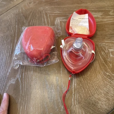 1 Pocket CPR mask in Hard Case - Mask w/O2 with Gloves - Image 1 of 4