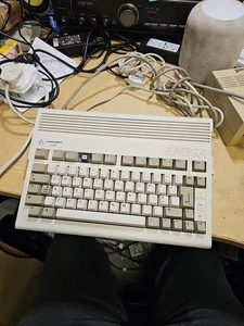 Commodore Amiga A600 - Testé en puissance uniquement - PIÈCES DÉTACHÉES OU RÉPARATION - SANS PSU. - Photo 1/23