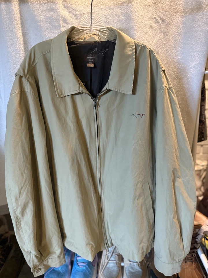 Chaqueta cortavientos de golf Shark by Greg Norman para hombre talla MED, tostada, logotipo de tiburón usada en excelente estado Foto 1 de 4