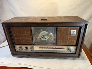 Radio reloj AM/FM altavoz doble GE vintage años 60 estuche de madera - Imagen 1 de 3