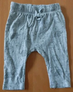 Bekleidung Baby Hose H&M Gr. 68 Baumwolle Viskose grau mit Elefanten und Sternen - Bild 1 von 4