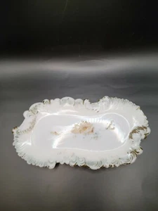 Antikes viktorianisches weißes Glas Waschtisch Tablett Gänseblümchen und Schriftrollen - Bild 1 von 5