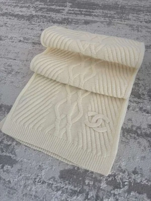 Cachecol CHANEL CC logotipo malha envoltório acessório super macio branco/creme usado - Imagem 1 de 4