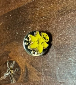 PEQUEÑO PIN VINTAGE AMARILLO NARCISO INSIGNIA PIN COLECCIONABLE - Imagen 1 de 2