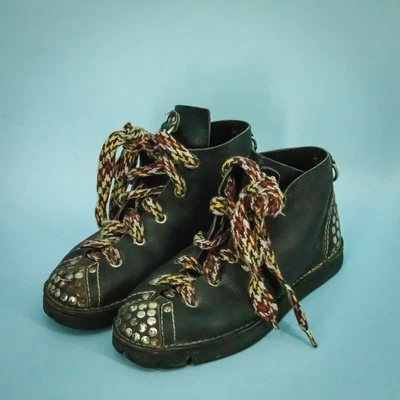 Botas al tobillo bajas Free Lance talla 8,5-9 de cuero negro con tachuelas con suela con cordones Foto 1 de 4