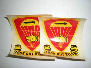 ARTILLERÍA DE CAMPO AEROTRANSPORTADA 376 ORIGINAL RARA DÉCADA DE 1950 BN. CALCOMANÍAS DE CASCO - 1 PAR - Imagen 1 de 1